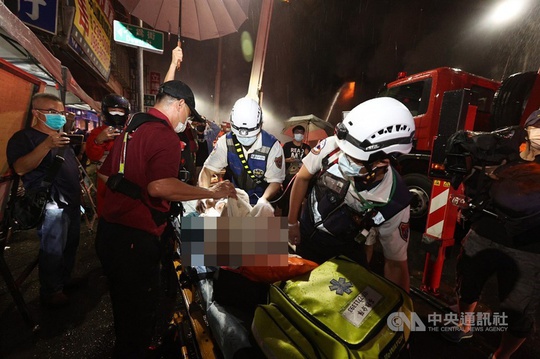 Đài Loan: Nổ lớn, tòa nhà 13 tầng cháy suốt đêm, 46 người chết - Ảnh 5.
