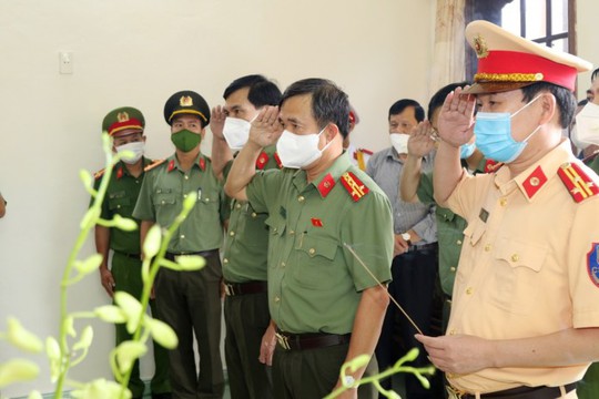 Trao bằng Tổ quốc ghi công cho đại úy CSGT Quảng Bình hy sinh khi làm nhiệm vụ - Ảnh 2.