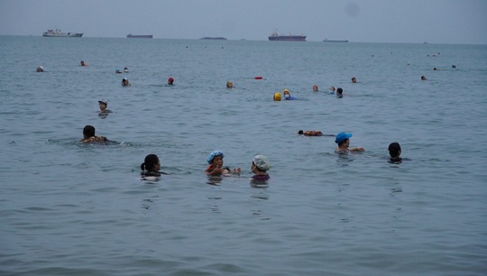 Người dân Bà Rịa - Vũng Tàu háo hức tắm biển sau nhiều tháng giãn cách - Ảnh 4.