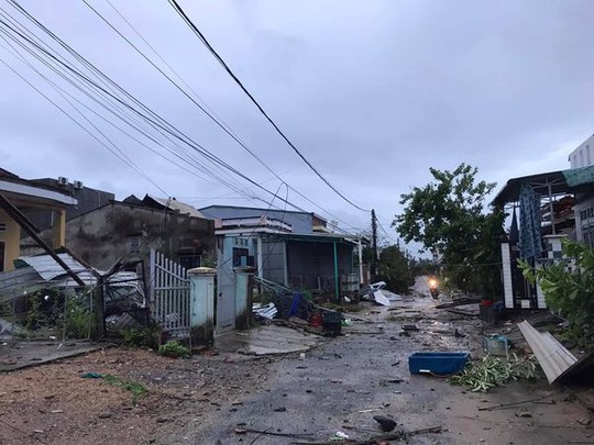 Quảng Ngãi: Lốc xoáy làm tốc mái hàng chục nhà dân giữa đêm khuya - Ảnh 1.