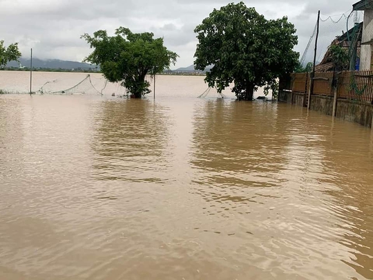 Mưa lớn gây ngập lụt chia cắt nhiều thôn, bản ở Quảng Bình - Ảnh 2.