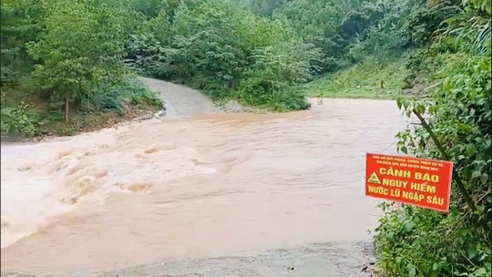 Mưa lớn gây ngập lụt chia cắt nhiều thôn, bản ở Quảng Bình - Ảnh 5.