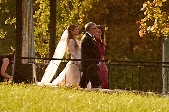 Vợ chồng tỉ phú Bill Gates đoàn tụ trong đám cưới con gái - Ảnh 4.