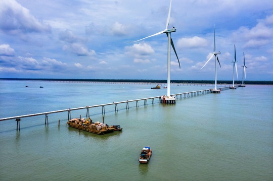 Hoàn thành lắp đặt trụ gió cuối cùng dự án điện gió Biển Đông Hải 1 – Trà Vinh - Ảnh 2.