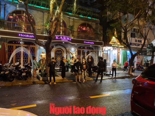 CLIP: Bất chấp lệnh cấm, một quán bar ở Đà Nẵng mở cửa hoạt động náo nhiệt - Ảnh 7.
