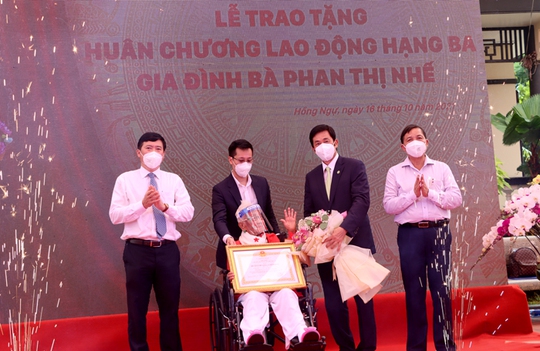 Nhà giáo Phan Thị Nhế được tặng Huân chương Lao động hạng Ba - Ảnh 1.