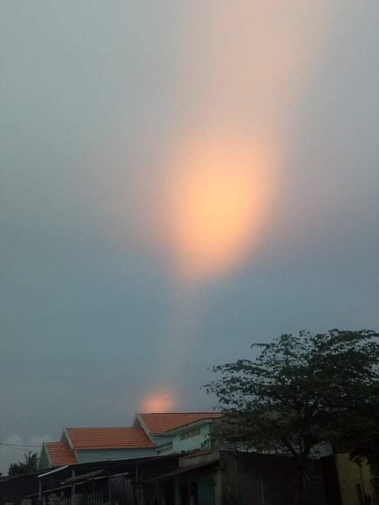 CLIP: Xôn xao vệt sáng lạ xuất hiện trên bầu trời Quảng Ngãi - Ảnh 4.