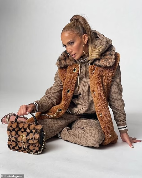 Jennifer Lopez khoe vẻ đẹp cá tính - Ảnh 2.