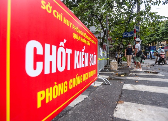 CLIP: Hà Nội phong tỏa thêm nhiều tuyến phố gần Bệnh viện Việt Đức - Ảnh 3.