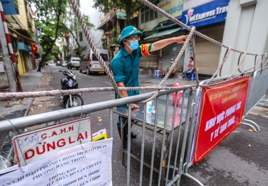 CLIP: Hà Nội phong tỏa thêm nhiều tuyến phố gần Bệnh viện Việt Đức - Ảnh 6.