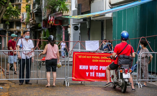 CLIP: Hà Nội phong tỏa thêm nhiều tuyến phố gần Bệnh viện Việt Đức - Ảnh 12.