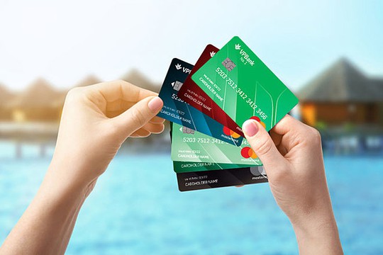 Vay qua thẻ tín dụng sắp được miễn giảm phí và lãi - Ảnh 1.