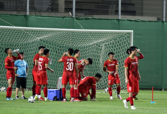 Cầu thủ Việt Nam hứng khởi với các bài tập dưới thời tiết khắc nghiệt ở UAE - Ảnh 7.