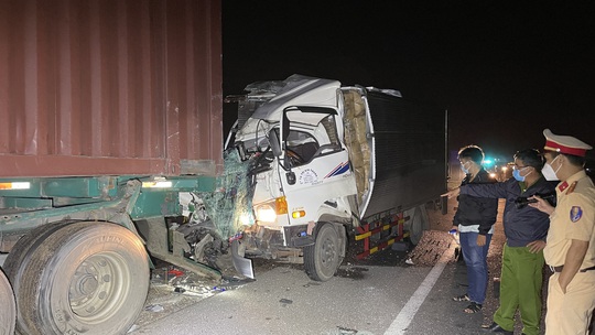 2 người chết kẹt trong cabin xe tải sau cú tông vào xe đầu kéo - Ảnh 2.