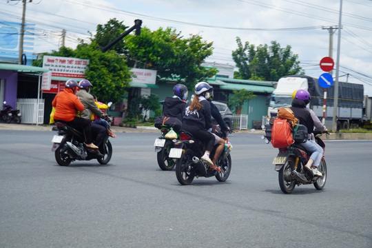 CSGT dẫn đường cho gần 2.000 người Ninh Thuận chạy xe máy về quê - Ảnh 3.