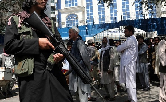 Taliban thưởng tiền và đất cho gia đình những kẻ đánh bom liều chết - Ảnh 1.