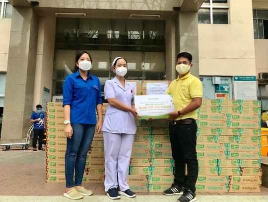 Vinasoy tặng 50.000 hộp sữa Fami cho nữ y bác sĩ tuyến đầu chống dịch - Ảnh 2.