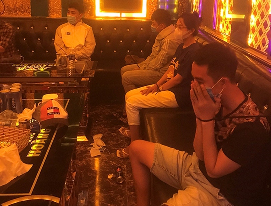 Đột kích quán karaoke giữa đêm, phát hiện hàng chục thanh thiếu niên phê ma túy - Ảnh 1.