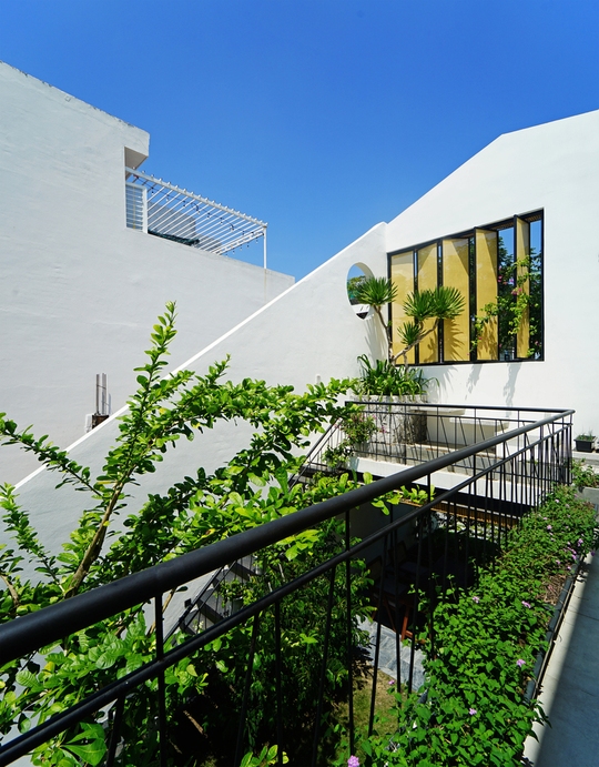Ngôi nhà hướng Tây thoáng gió với cầu thang màu bạc hà xanh mát - Ảnh 3.