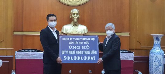 Doanh nhân Nguyễn Nam Phương trao tiền phòng chống dịch COVID-19 và giúp đỡ người nghèo - Ảnh 2.