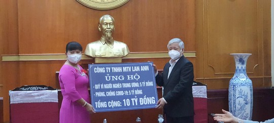 Doanh nhân Nguyễn Nam Phương trao tiền phòng chống dịch COVID-19 và giúp đỡ người nghèo - Ảnh 1.