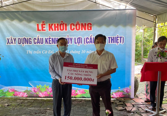 Agribank chi nhánh huyện Cờ Đỏ ủng hộ kinh phí xây dựng cầu kênh Thủy Lợi - Ảnh 2. Agribank chi nhánh huyện Cờ Đỏ ủng hộ kinh phí xây dựng cầu kênh Thủy Lợi - Ảnh 2.