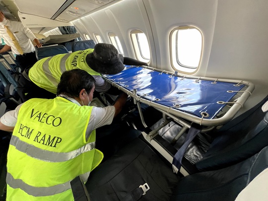 Lắp cáng trên máy bay đưa hành khách đặc biệt từ Côn Đảo về TP HCM - Ảnh 2.