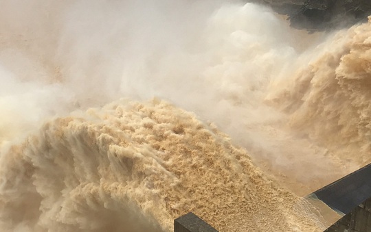 Nhiều thủy điện và hồ Phú Ninh ở Quảng Nam xả lũ, nước sông đang lên nhanh - Ảnh 3.