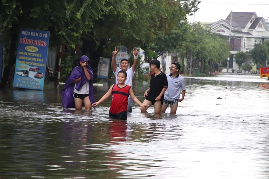 Tam Kỳ và nhiều nơi ở Quảng Nam mênh mông nước - Ảnh 5.