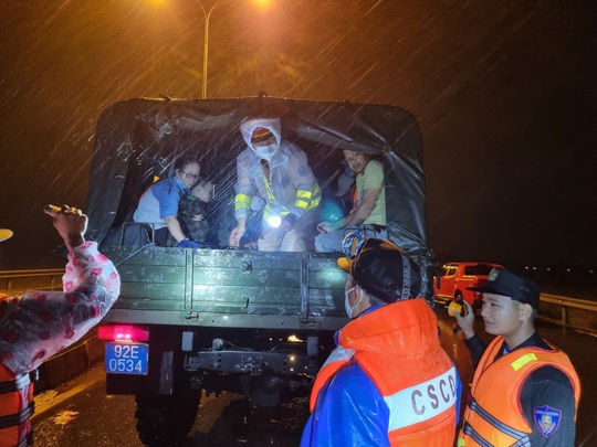 CSGT Quảng Nam giải cứu hàng chục người kẹt giữa dòng nước lũ - Ảnh 2.