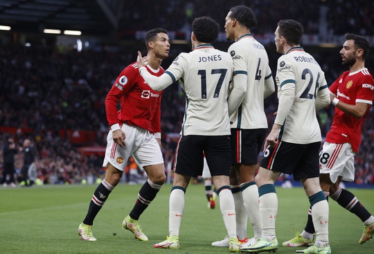Ronaldo bị chê tơi bời sau trận thảm bại trước Liverpool - Ảnh 7.