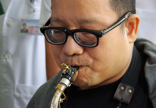 Nghệ sĩ Trần Mạnh Tuấn thổi saxophone cùng nhạc sĩ Trần Tiến đàn hát trong bệnh viện - Ảnh 2.