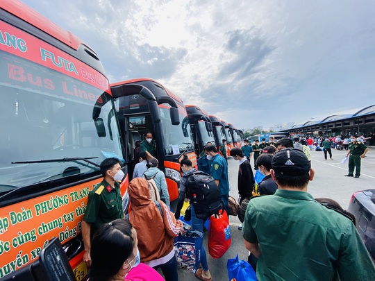 Xe Phương Trang phối hợp đưa hơn 3.000 người dân 17 tỉnh, thành về quê - Ảnh 8.