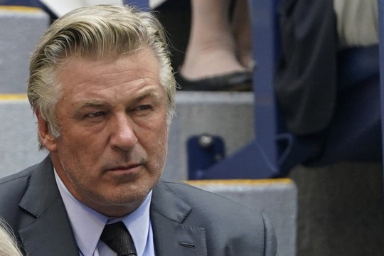 Tiết lộ bất ngờ vụ tài tử Alec Baldwin bắn súng đạo cụ làm chết người - Ảnh 3.