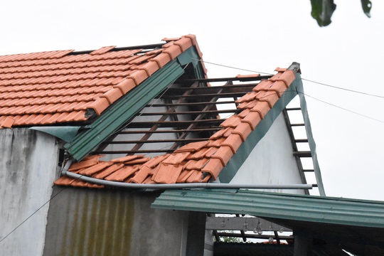 Quảng Ngãi: Mưa lớn kèm lốc xoáy làm hư hại 54 nhà dân - Ảnh 4.