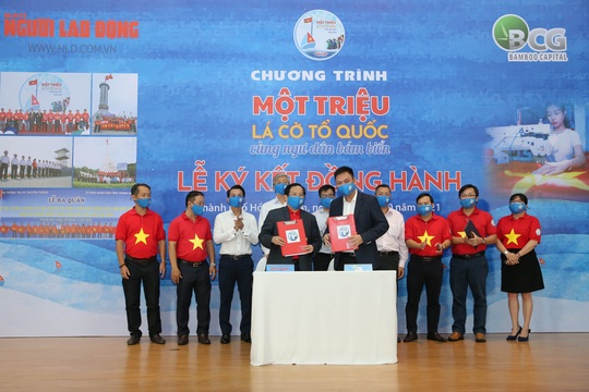 Bamboo Capital đồng hành cùng Chương trình Một triệu lá cờ Tổ quốc cùng ngư dân bám biển - Ảnh 1.