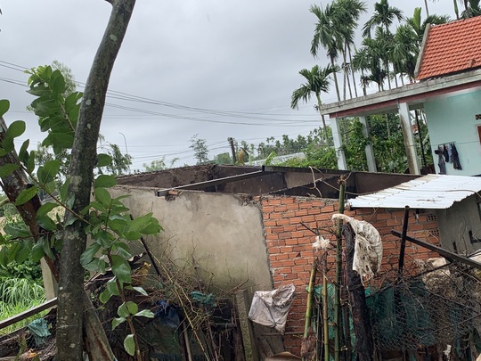 Quảng Ngãi: Mưa lớn kèm lốc xoáy làm hư hại 54 nhà dân - Ảnh 2.