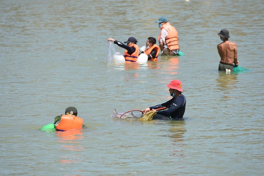 CLIP: Trưa 28-10, cả ngàn người lao xuống hồ Trị An bắt cá khủng - Ảnh 9.