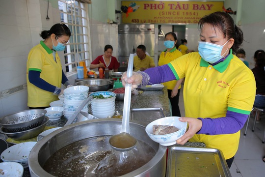 Cận cảnh tưng bừng hàng quán ở TP HCM ngày đầu phục vụ khách tại chỗ - Ảnh 2.