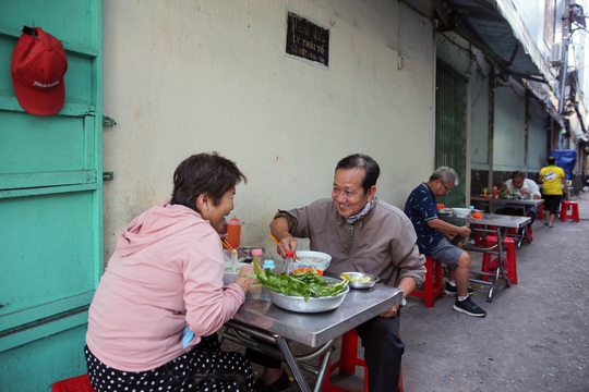 Cận cảnh tưng bừng hàng quán ở TP HCM ngày đầu phục vụ khách tại chỗ - Ảnh 3.