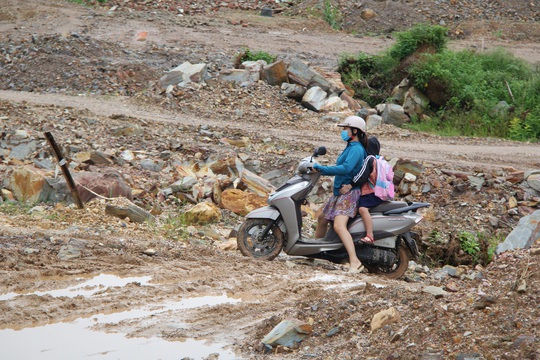 Đà Nẵng: Già trẻ dắt díu, lội bùn trên dự án đường hơn 643 tỉ đồng - Ảnh 6.