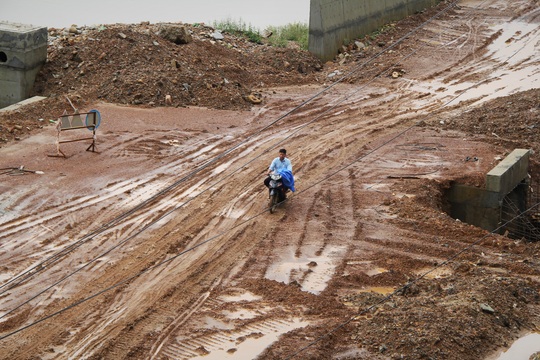 Đà Nẵng: Già trẻ dắt díu, lội bùn trên dự án đường hơn 643 tỉ đồng - Ảnh 9.
