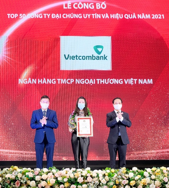 Vietcombank dẫn đầu Top 10 ngân hàng thương mại uy tín năm 2021 - Ảnh 1.