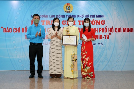 Báo Người Lao Động đoạt 3 giải “Báo chí đồng hành cùng Công đoàn TP HCM trong phòng, chống đại dịch Covid-19” - Ảnh 1.