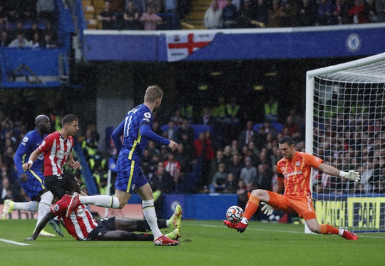 Southampton gục ngã vì thẻ đỏ, Chelsea lên ngôi đầu Ngoại hạng - Ảnh 2.