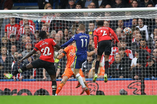 Southampton gục ngã vì thẻ đỏ, Chelsea lên ngôi đầu Ngoại hạng - Ảnh 4.