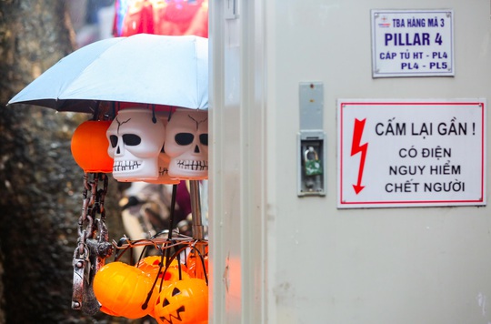 CLIP: Nườm nượp người lên phố Hàng Mã sắm đồ chơi Halloween - Ảnh 12.