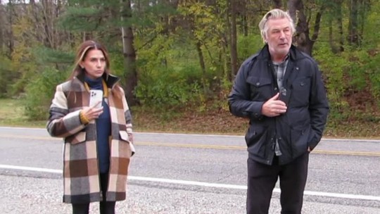 Tài tử Alec Baldwin ủng hộ giới hạn súng thật trên trường quay - Ảnh 2.