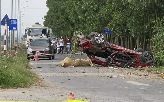 Chiếc xe con bị vò nát trong tai nạn kinh hoàng, ít nhất 2 người tử vong - Ảnh 1.