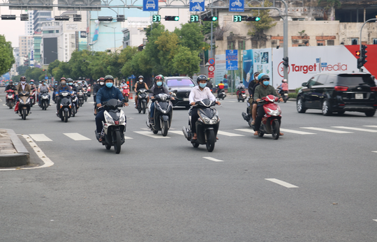 Người dân quay lại làm việc, đường phố TP HCM đông nghẹt ngày đầu tuần - Ảnh 9.